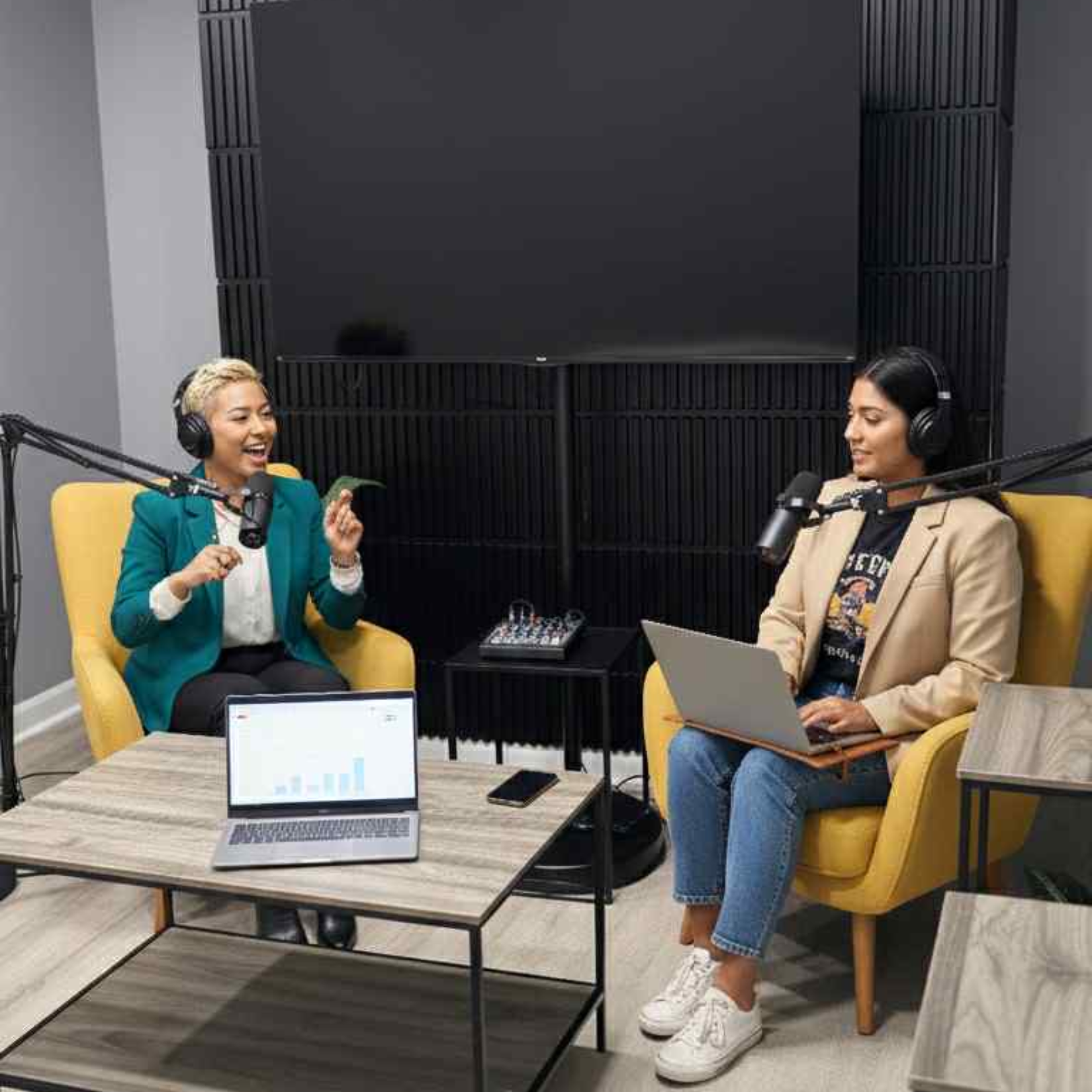 🎙️ Podcast Room